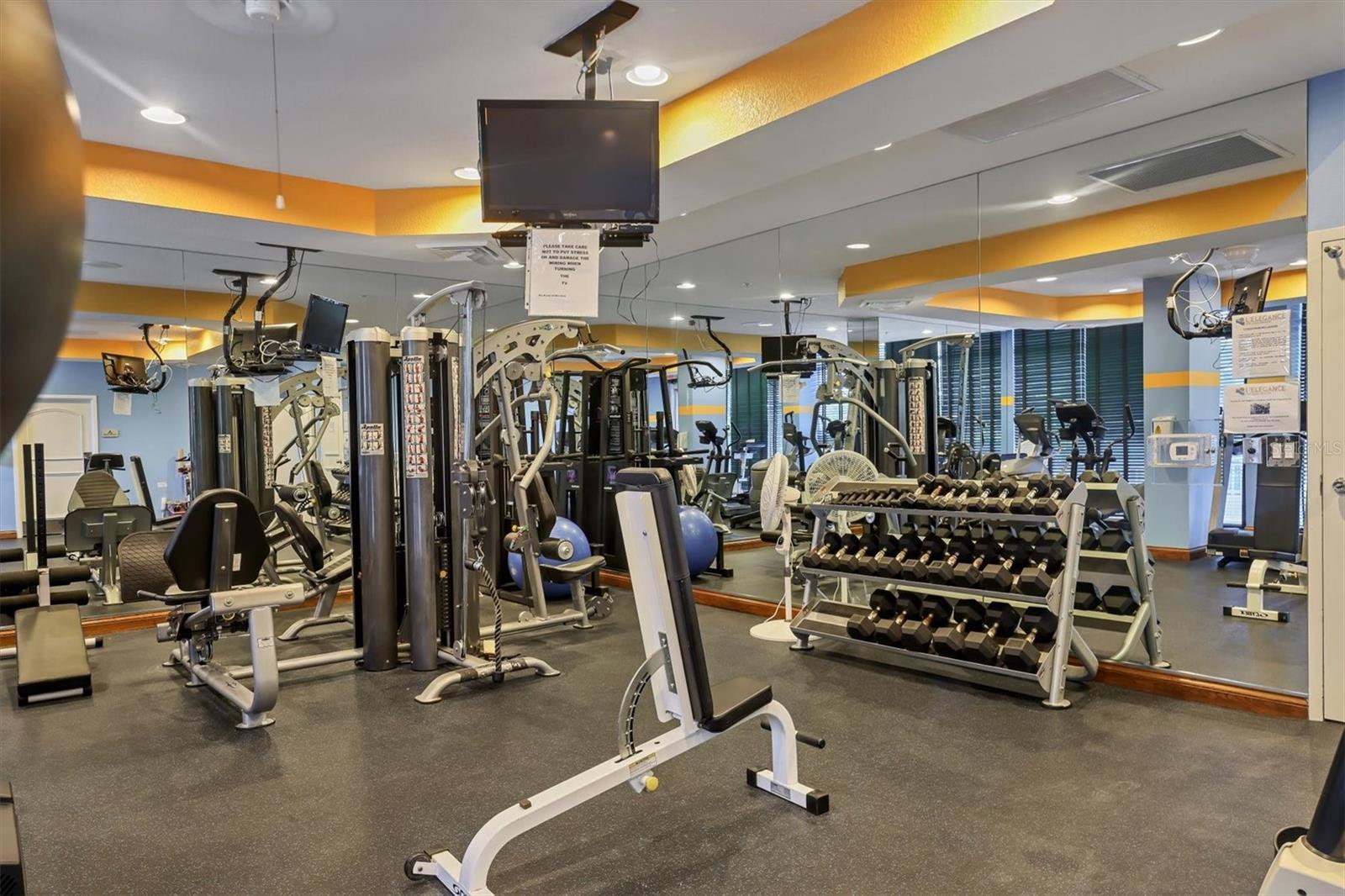 L ELEGANCE ON LIDO BEACH - Residential