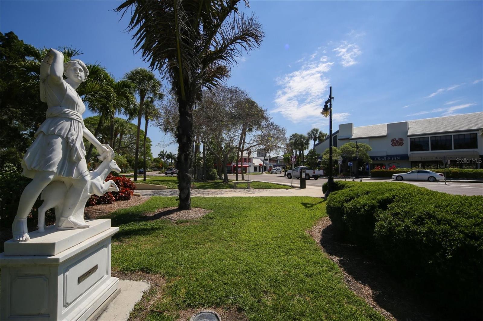 L ELEGANCE ON LIDO BEACH - Residential