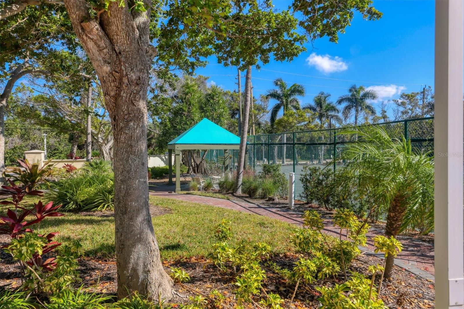 L ELEGANCE ON LIDO BEACH - Residential