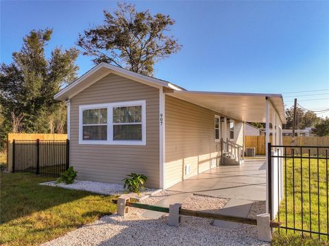 A home in LAKELAND