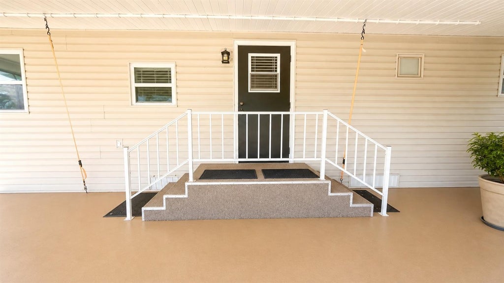 Photo of 6620 Connecticut Street, Bradenton, FL 34207 (MLS # A4705095)