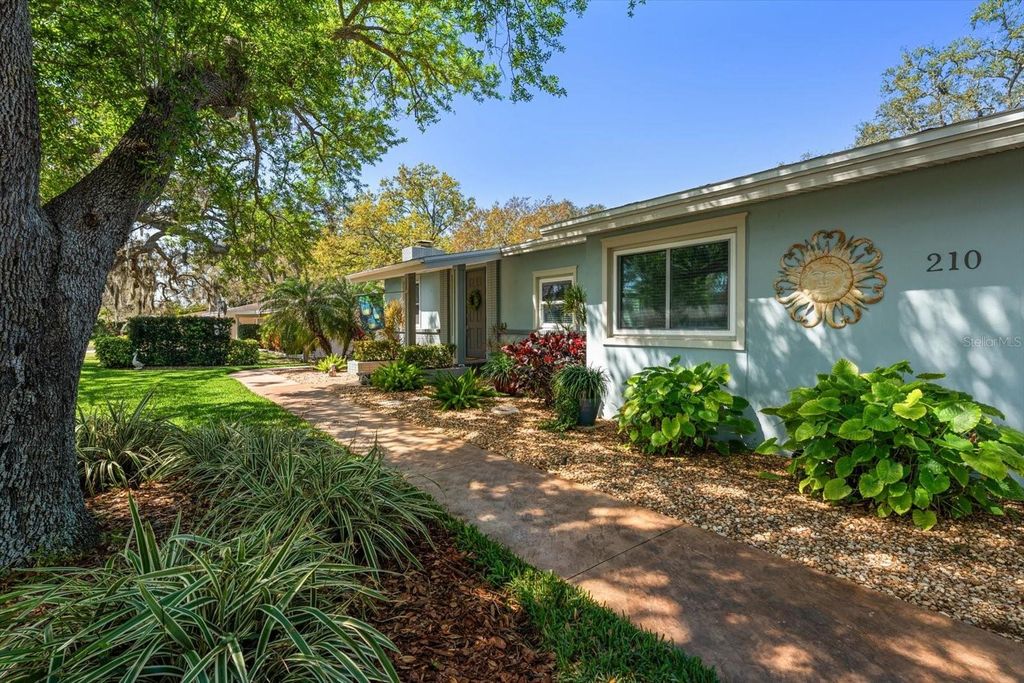 Photo of 210 Live Oak Lane, Largo, FL 33770 (MLS # TB8485018)