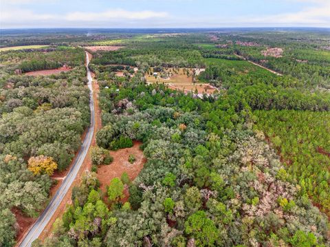 Photo of 910 S County Road 21, Hawthorne, FL 32640 (MLS # O6366156)