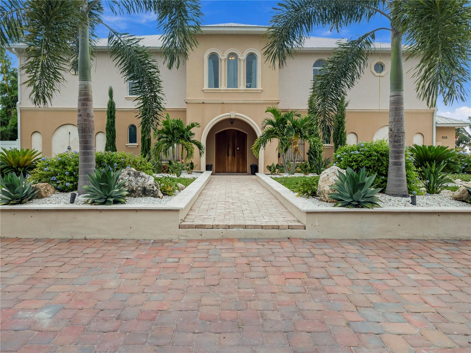 908 BAYSHORE DRIVE