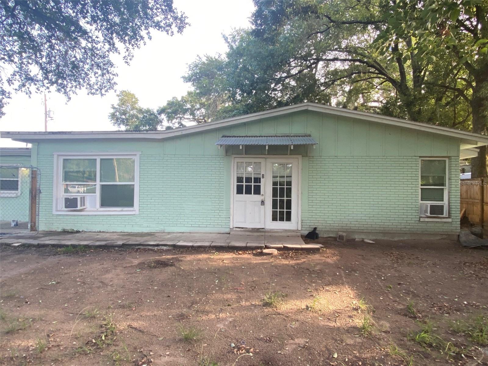 3 Bed/ 1 Bath duplex Unit B. Conveniently located. Only minutes to I-4 and US-92 for easy travel. Unit B entrance is down the right side of the building and through the chain link gate. In addition to rent, tenant to pay $150/month towards electric, water and sewer.