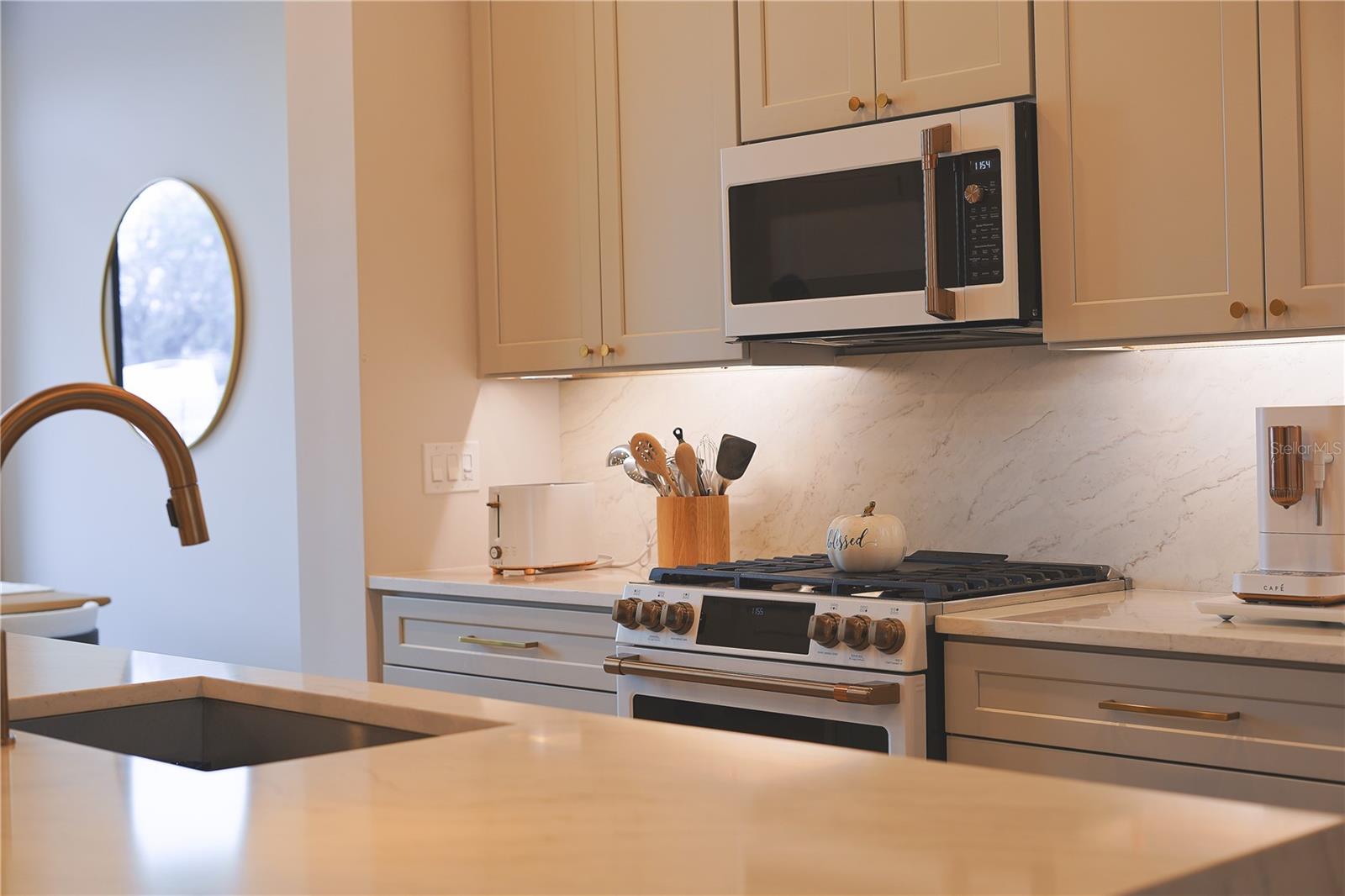 8TH STREET TWNHMS - Residential