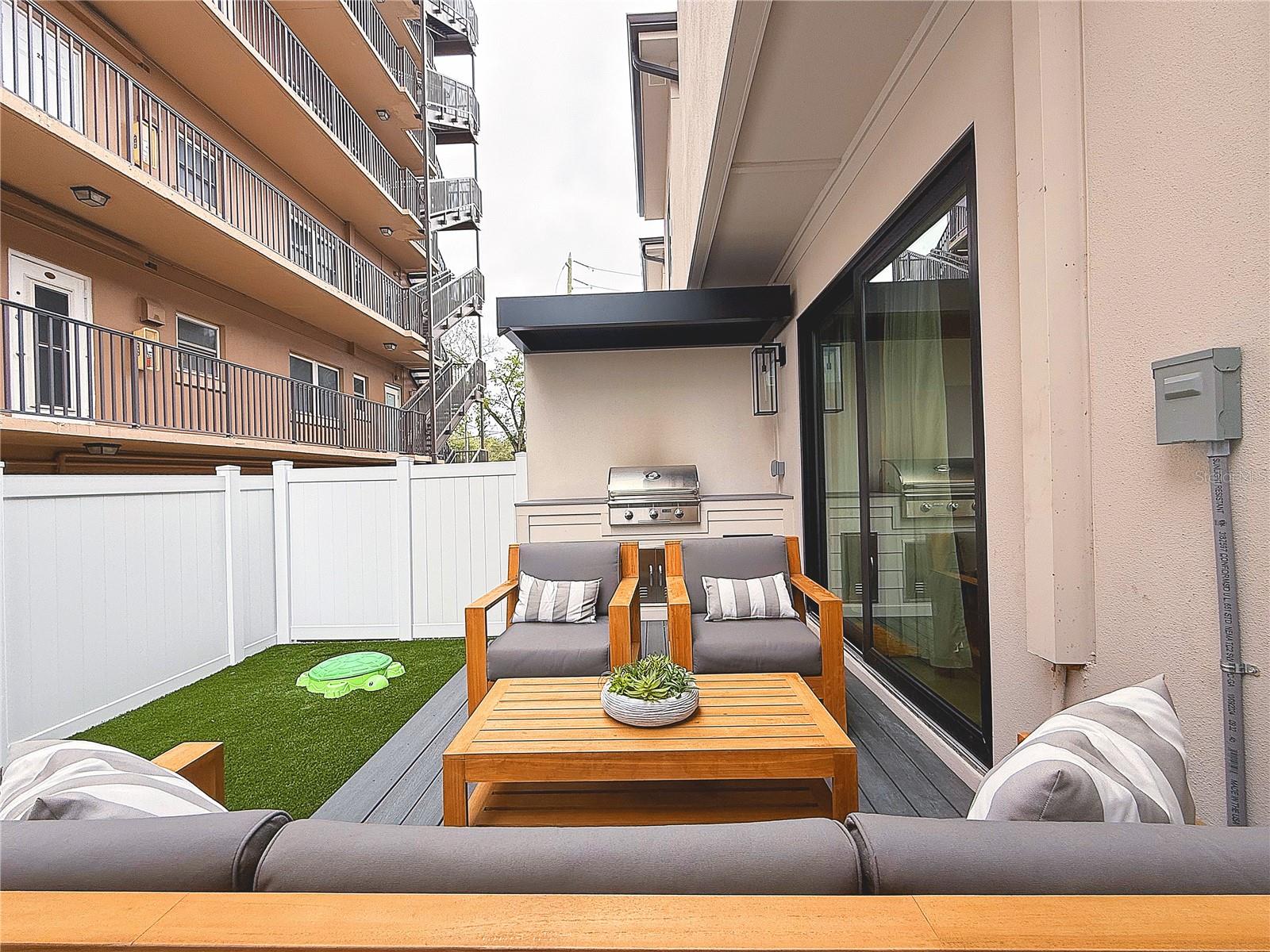 8TH STREET TWNHMS - Residential