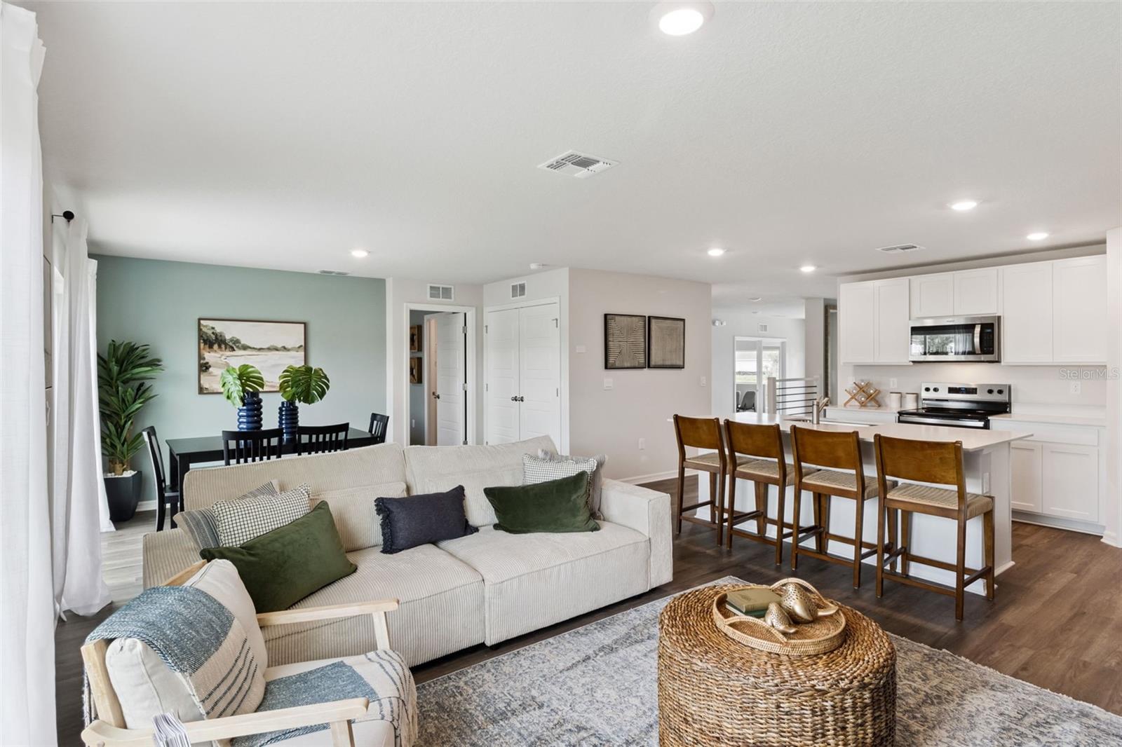 MAGNOLIA POINTE - Residential