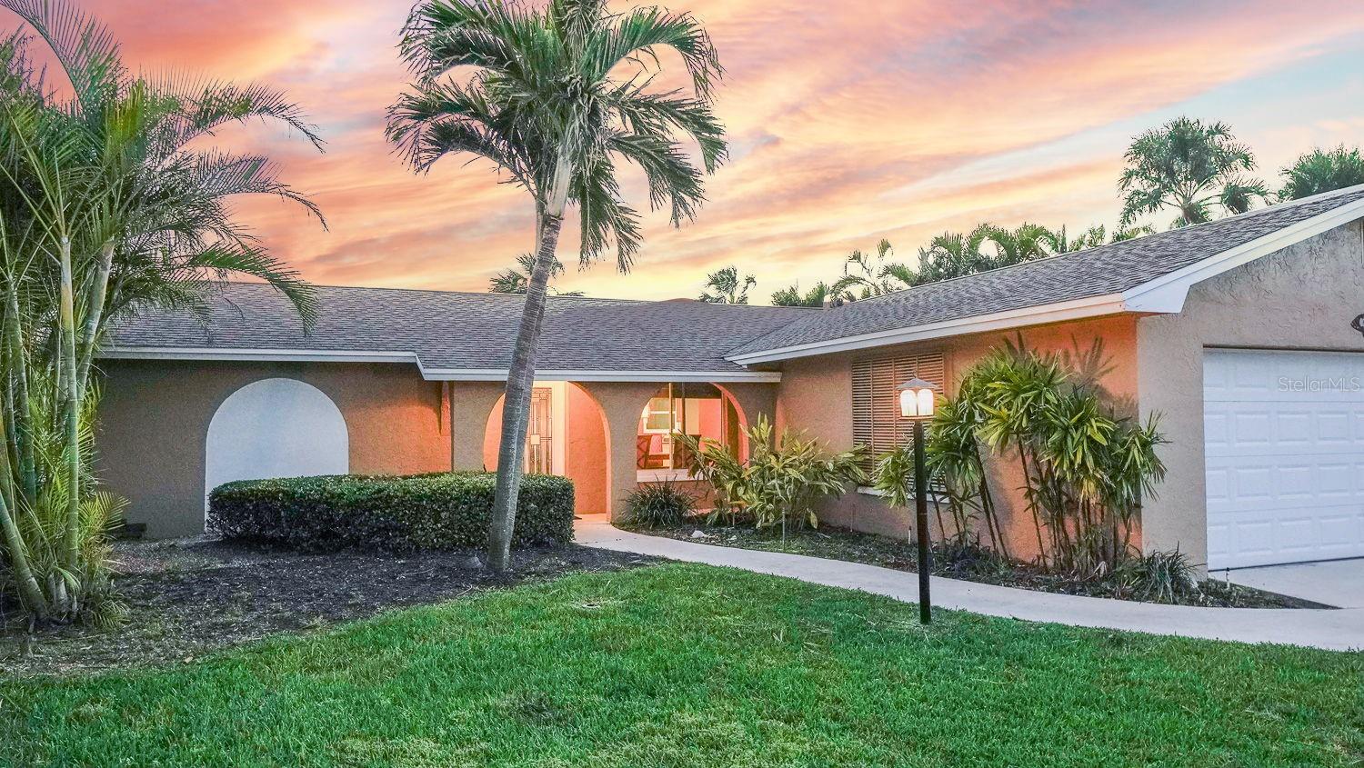Available August 1, 2025 for long term rentals - 6 months to a year or longer. ALL UTILITIES INCLUDED IN RENTAL PRICE. Completely furnished.
Waterfront Home in St Pete Beach
-- King Size Memory Foam Bed
-- Queen Size Memory Foam Bed
-- Queen Size Sleeper Sofa
-- Full Kitchen and Granite Counters
-- Outdoor Activities
-- Peaceful neighborhood
-- Plenty of Storage Space for Your Belongings
-- 1 mile walk/ride/drive to the Beach and Restaurants
-- Free parking
-- 30 minutes to TPA
-- Pets allowed
-- Boat lift not included.
St. Pete Beach is waiting for you at this 2-bedroom retreat on the water, tucked away in the beautiful neighborhood of Belle Vista. With all updated furnishings, your comfort is guaranteed. Experience the fun of a backyard patio equipped with a fire pit, grill and dock, all while enjoying a beautiful view of the water. Enjoy the relaxing views from the comfort of your home, or walk/ride/drive 1 mile to the beach. A 5 minute drive takes you to one of St Pete's most historic buildings, the Don Cesar, while a 15 minute drive gets you to the heart of downtown St Petersburg where you'll find a great variety of restaurants, bars, museums, shopping, and so much more. Available for long term rentals.