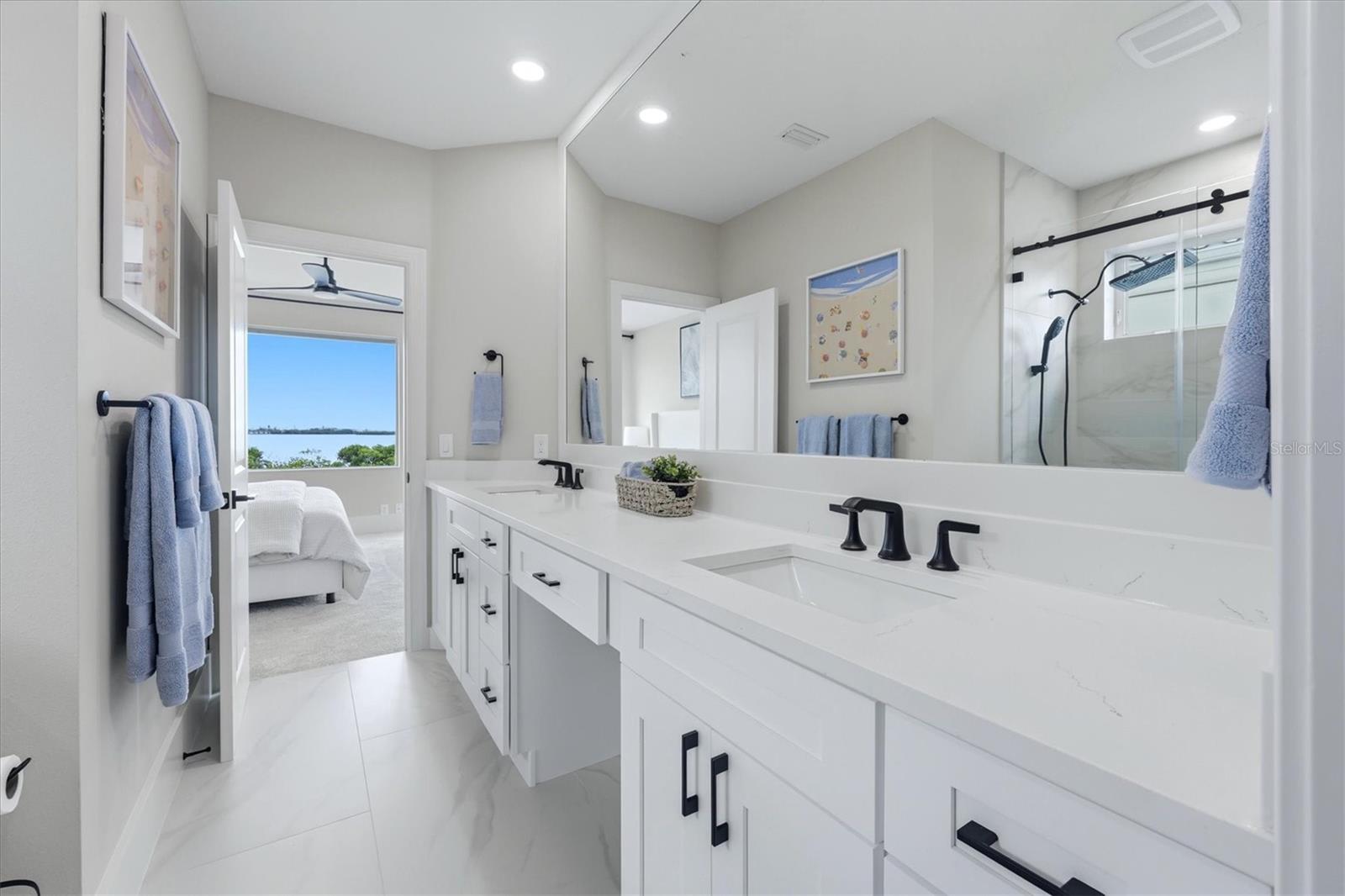 MANCHESTER BAY - Residential