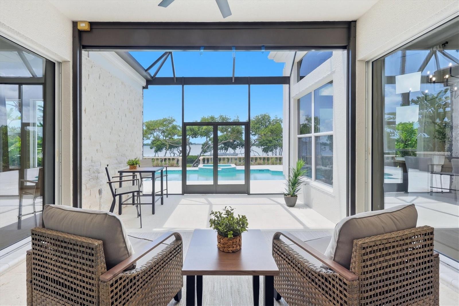 MANCHESTER BAY - Residential