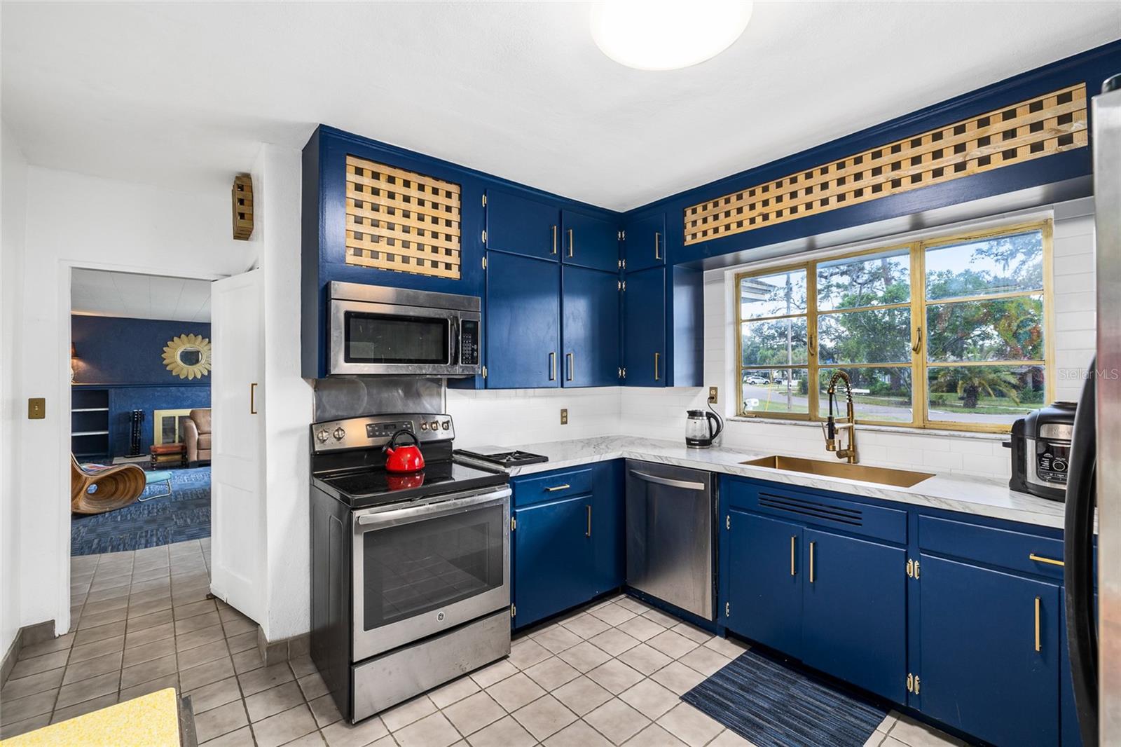 SHADOW LAWN - Residential