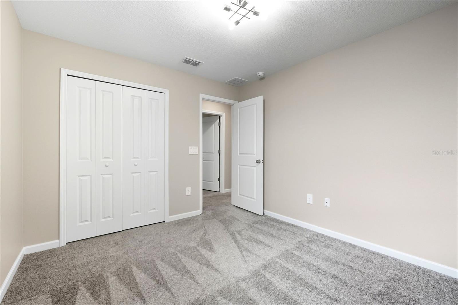 ASTONIA 40S - Residential Lease