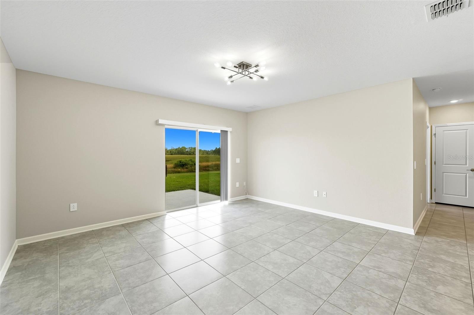 ASTONIA 40S - Residential Lease