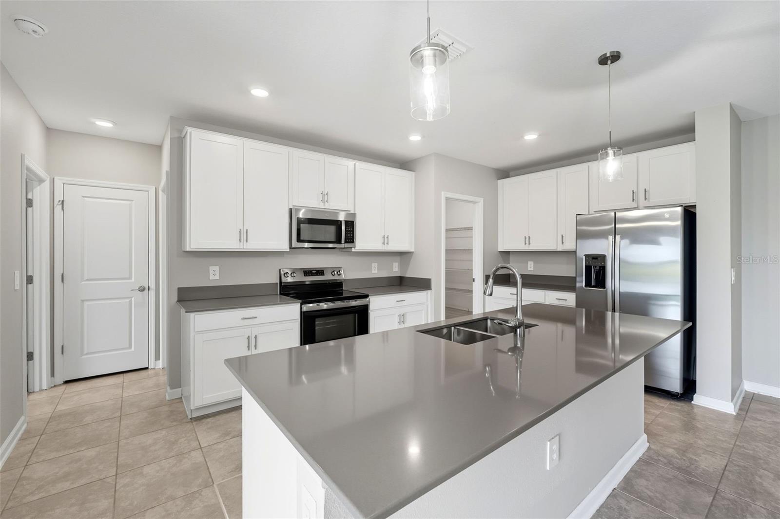 ASTONIA 40S - Residential Lease