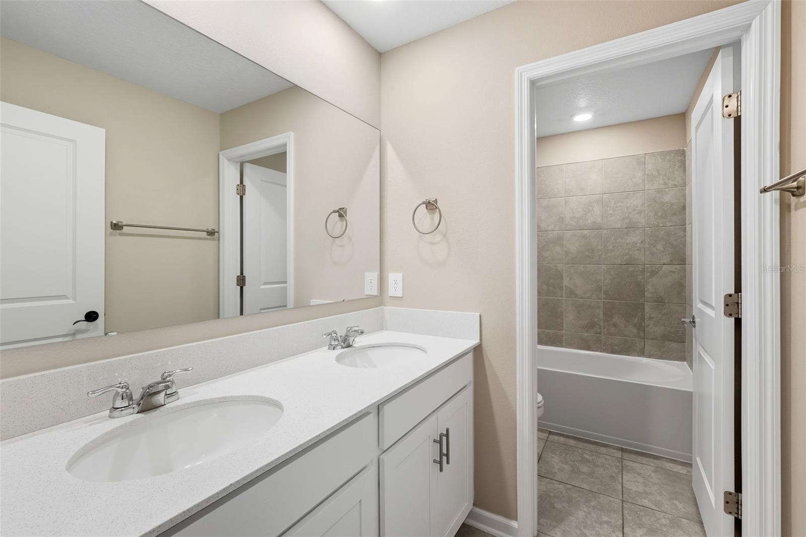 ASTONIA 40S - Residential Lease