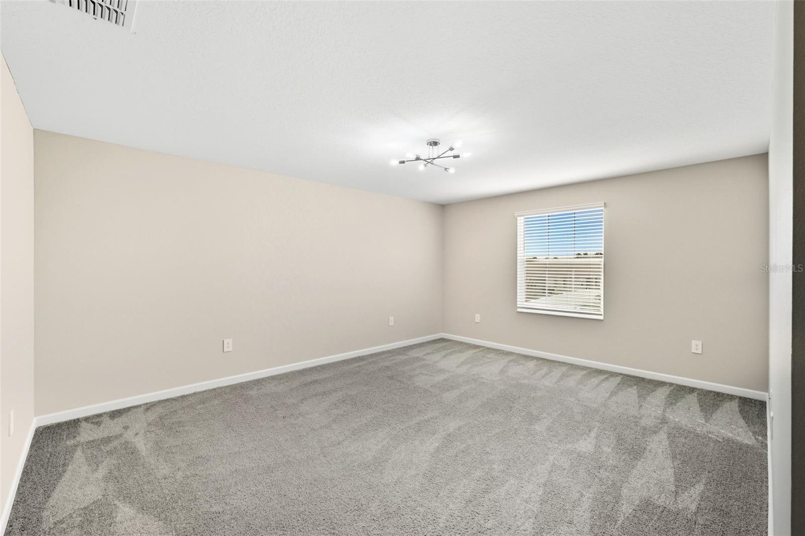 ASTONIA 40S - Residential Lease