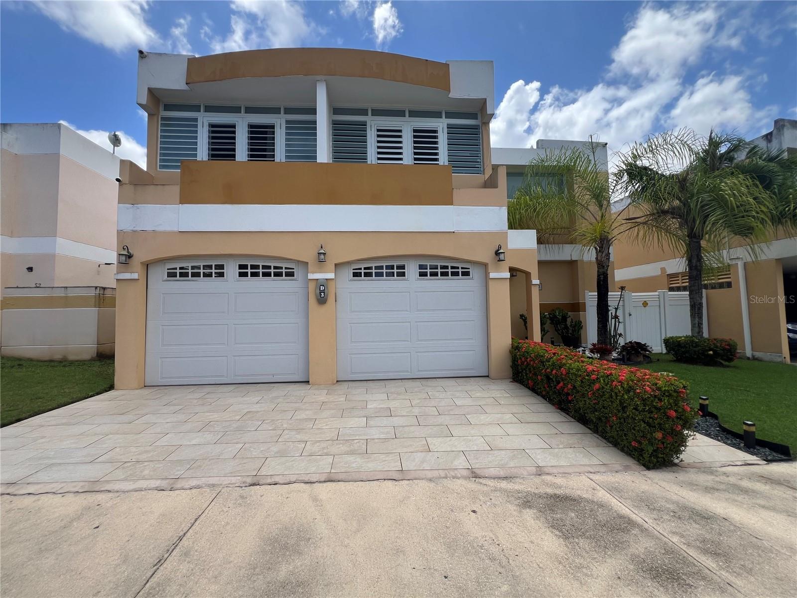 Spacious two-level property featuring 4 bedrooms and 2.5 bathrooms. The kitchen and bathrooms have been remodeled. Located on a quiet cul-de-sac, this home includes a smart lighting system installed in all bedrooms, the primary bathroom, hallways, patio, kitchen, and living room. Conveniently situated near main avenues, Highway #2, Road 167, and PR-22 Expressway. Just minutes from major shopping centers in Bayamón, local schools, and the Universidad Central de Bayamón.