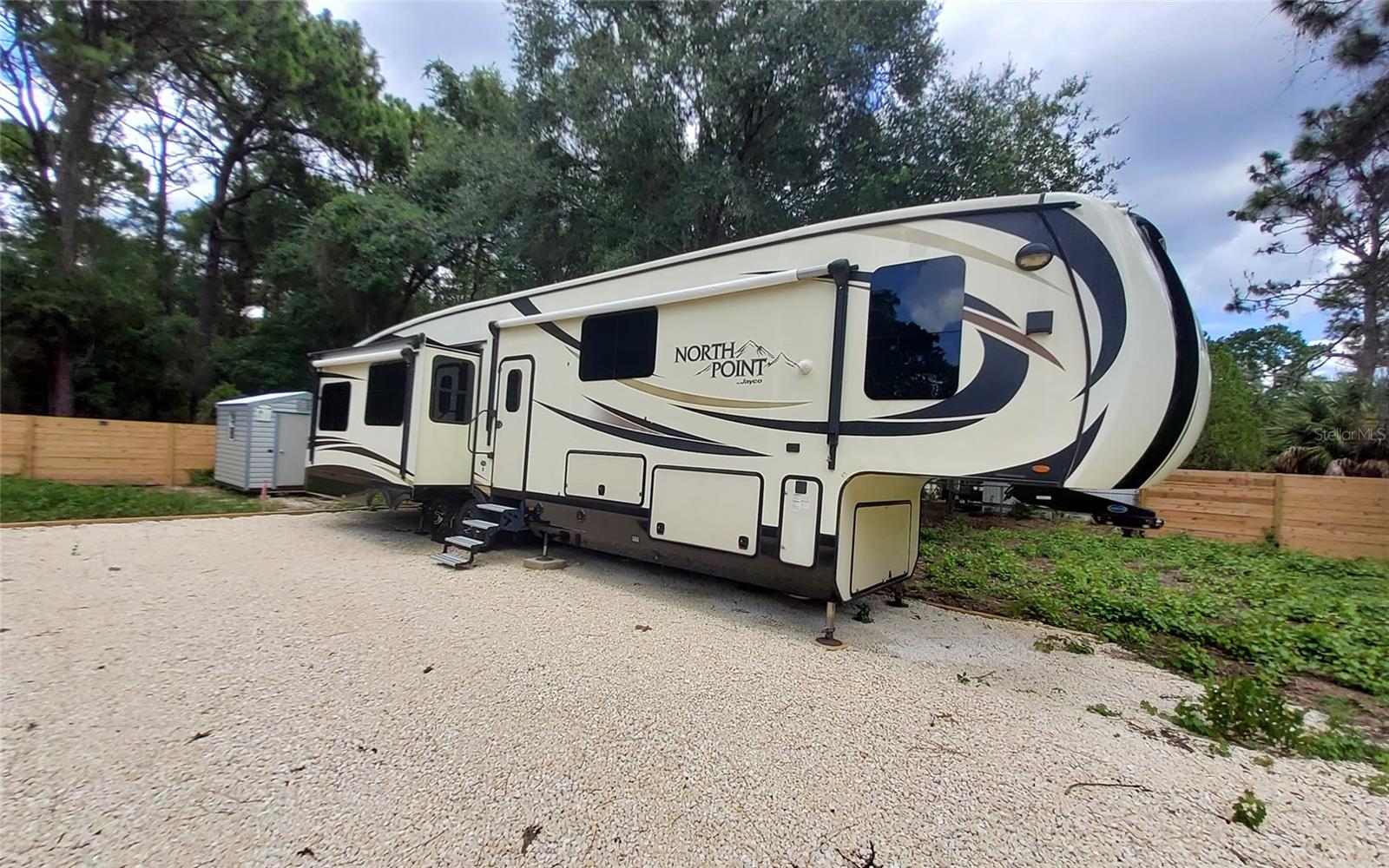 LAKE & FOREST CLUB - Land