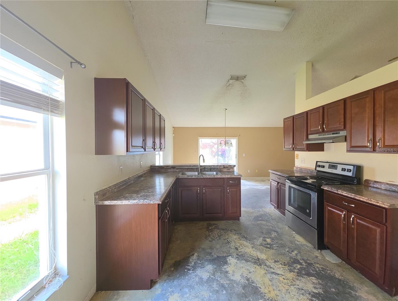 1523 INDIAN OAKS TRAIL