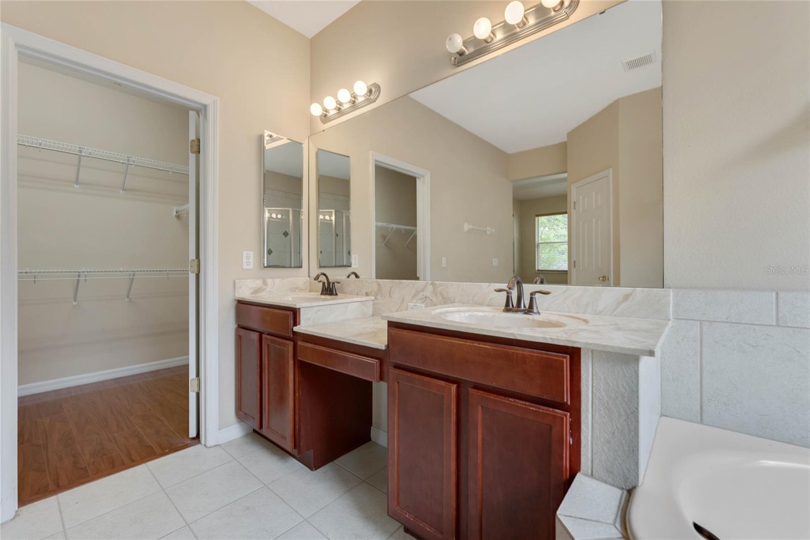 ENCLAVE/LK JEAN - Residential Lease