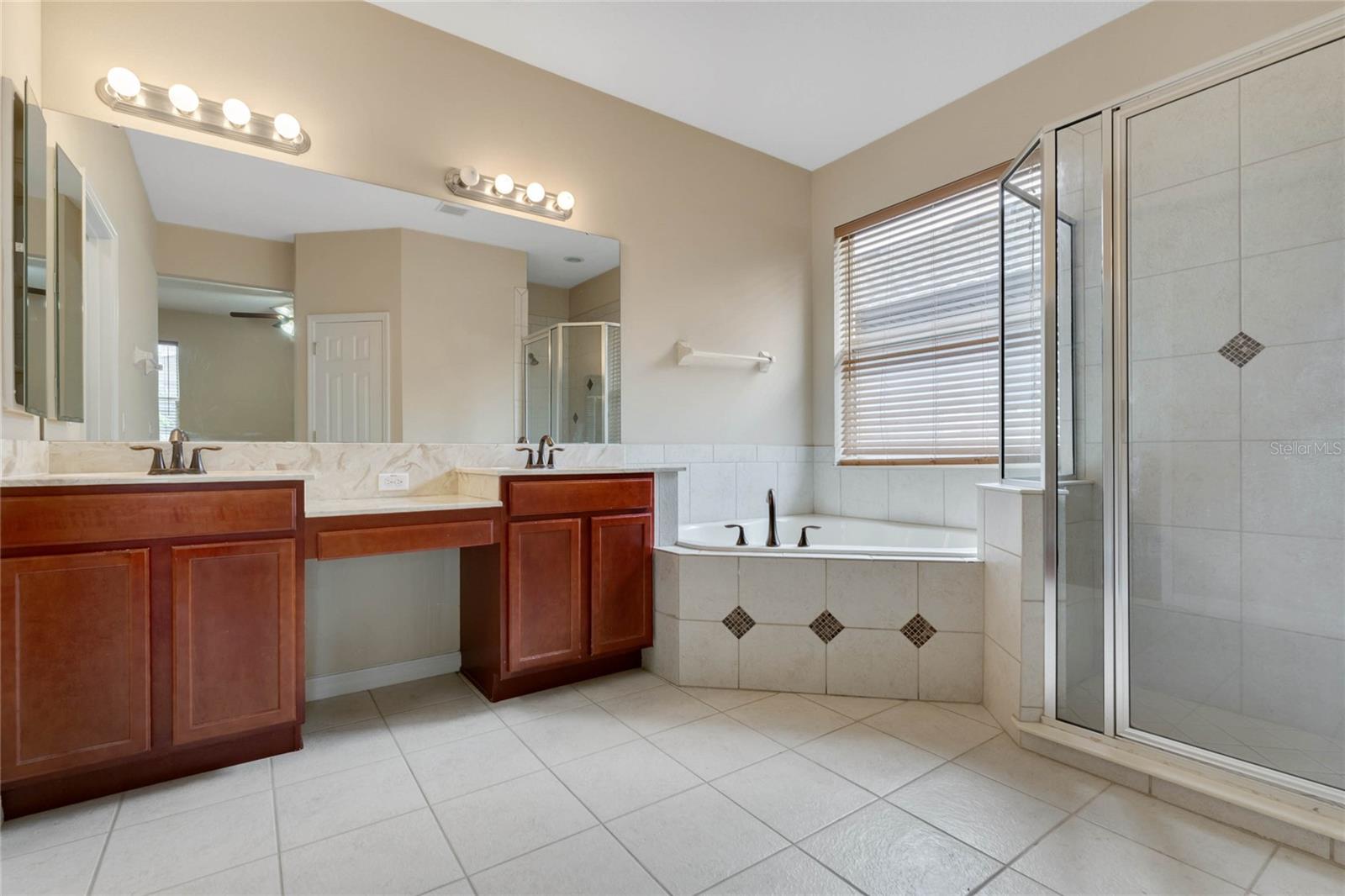 ENCLAVE/LK JEAN - Residential Lease