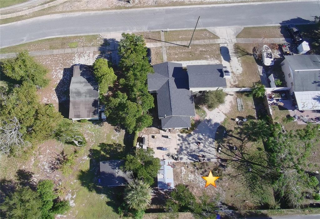 Photo of 811 N Disston Avenue, Tavares, FL 32778 (MLS # G5105079)