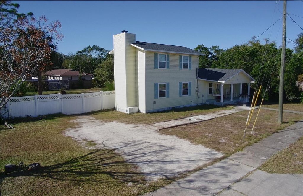 Photo of 811 N Disston Avenue, Tavares, FL 32778 (MLS # G5105079)