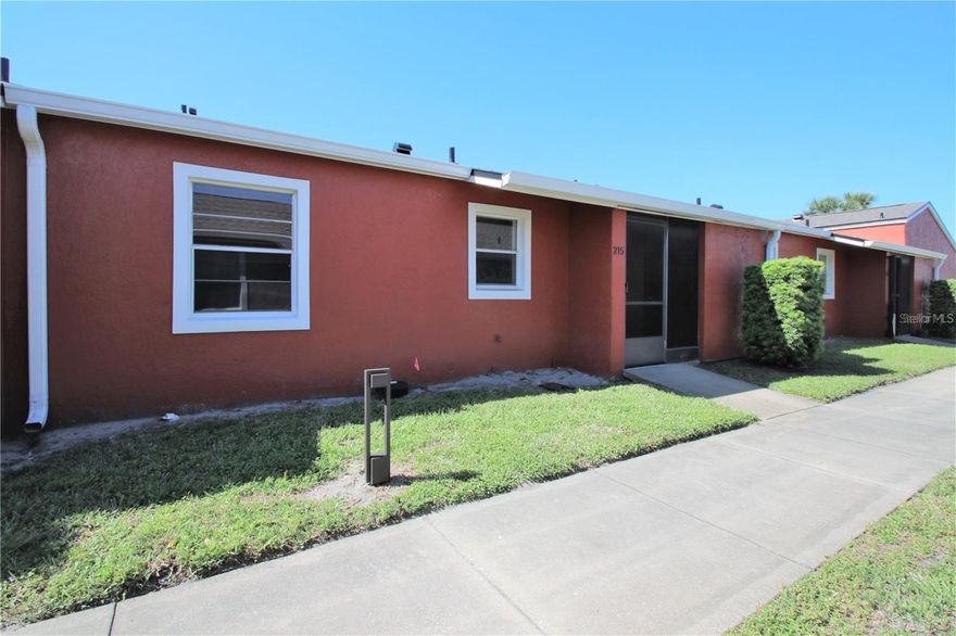 Beautifully updated townhouse in Lake Mary!
This charming 2-bedroom, 2-bath townhouse offers 934 sqft of comfortable living space. The home features a fully equipped kitchen (electric stove, refrigerator, microwave, dishwasher, freezer) along with in-unit washer and dryer and a cozy screened-in porch perfect for relaxing outdoors. Enjoy forced-air heating, central air conditioning, tile flooring, and an assigned parking spot. Located in a quiet community with pool access, this home offers both comfort and convenience. The building was previously red but has now been updated to a stylish gray exterior. Pets allowed, 12-month lease, and no smoking inside the home.