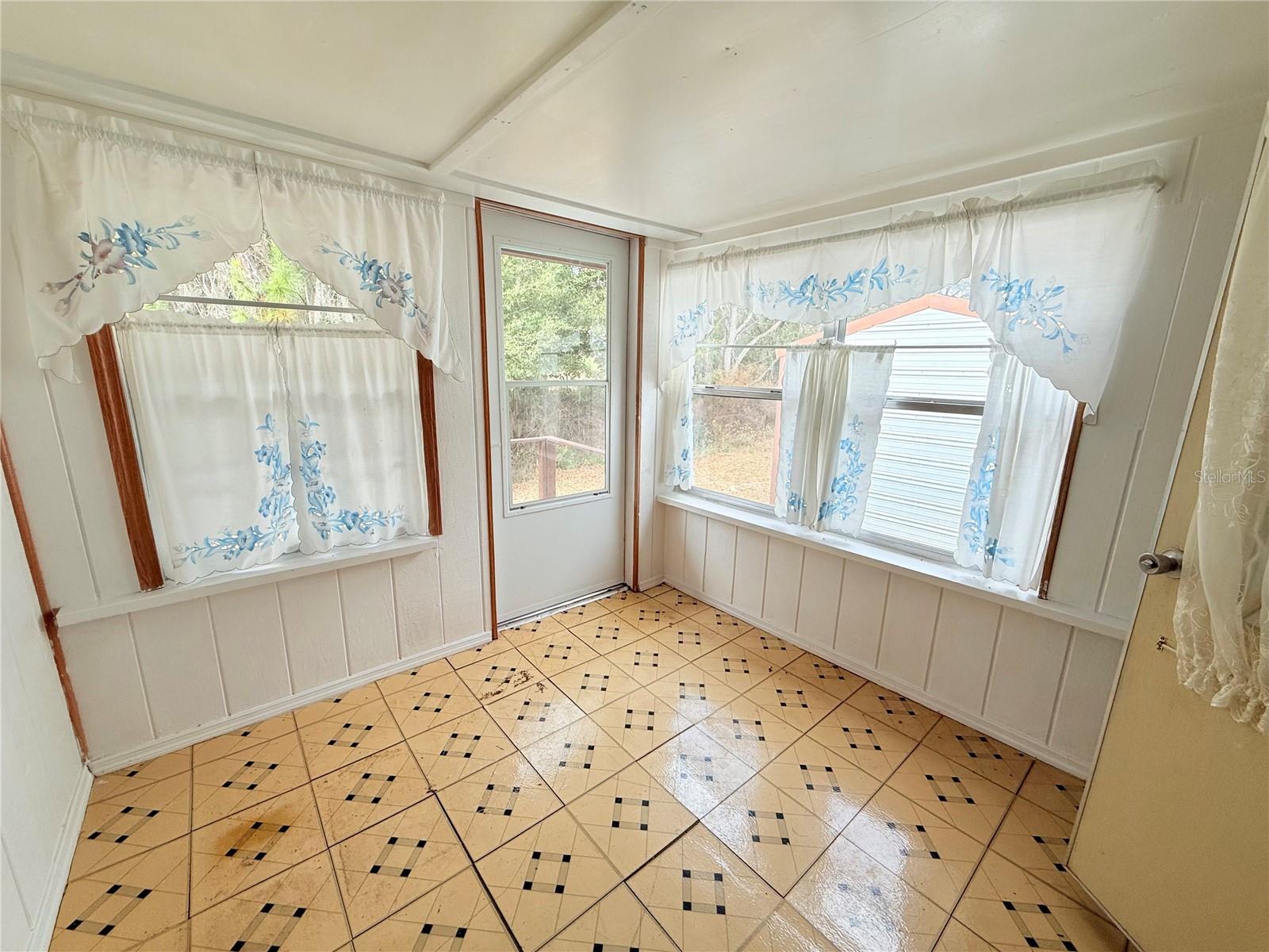 LAKE JOHNSON ESTATE - Residential