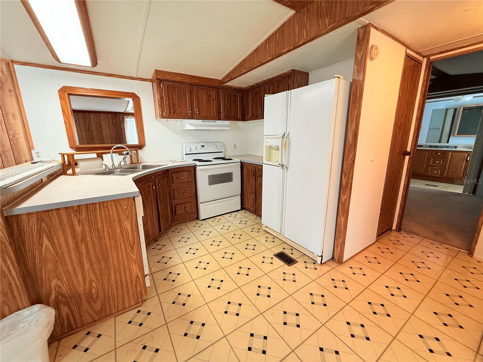 LAKE JOHNSON ESTATE - Residential