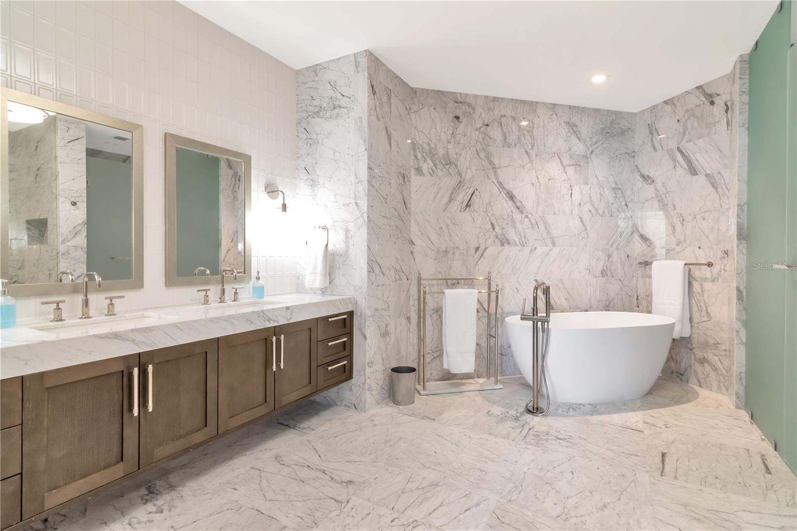 3105 BAY OAKS CONDOMINIUM - Residential