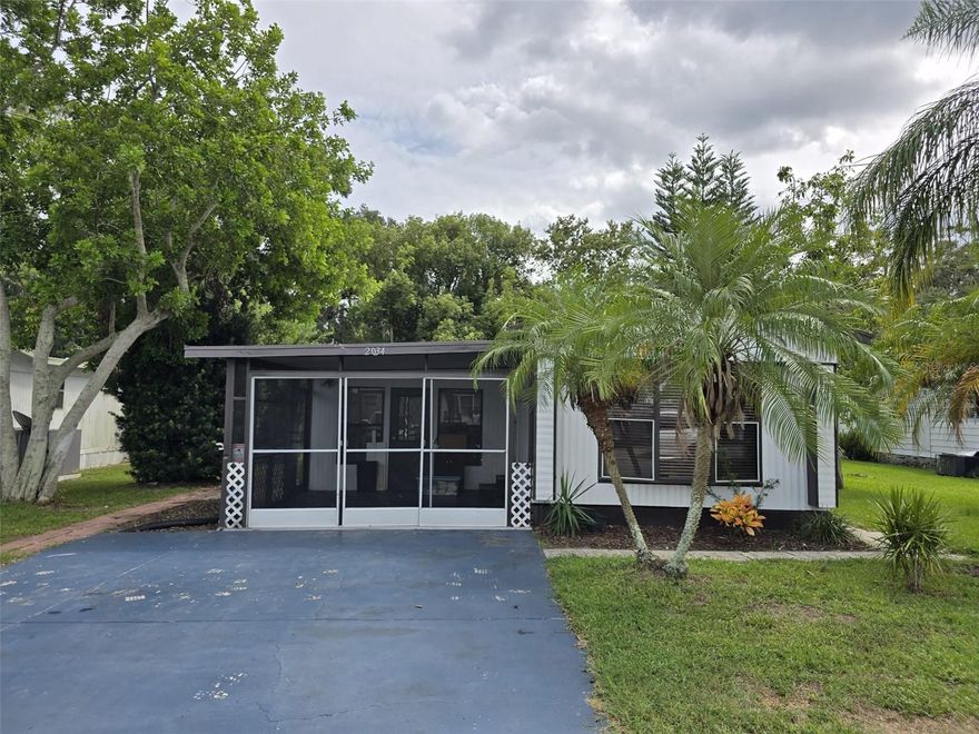 Cozy 2-bedroom, 1.5-bath mobile home in Lake Alfred with access to beautiful Lake Mariana. This home offers a BONUS ROOM that can be used as an office, den, or guest space. Enjoy the relaxed lifestyle with nearby boating, fishing, and lakefront activities just steps away. Perfect for a full-time residence or a weekend retreat.