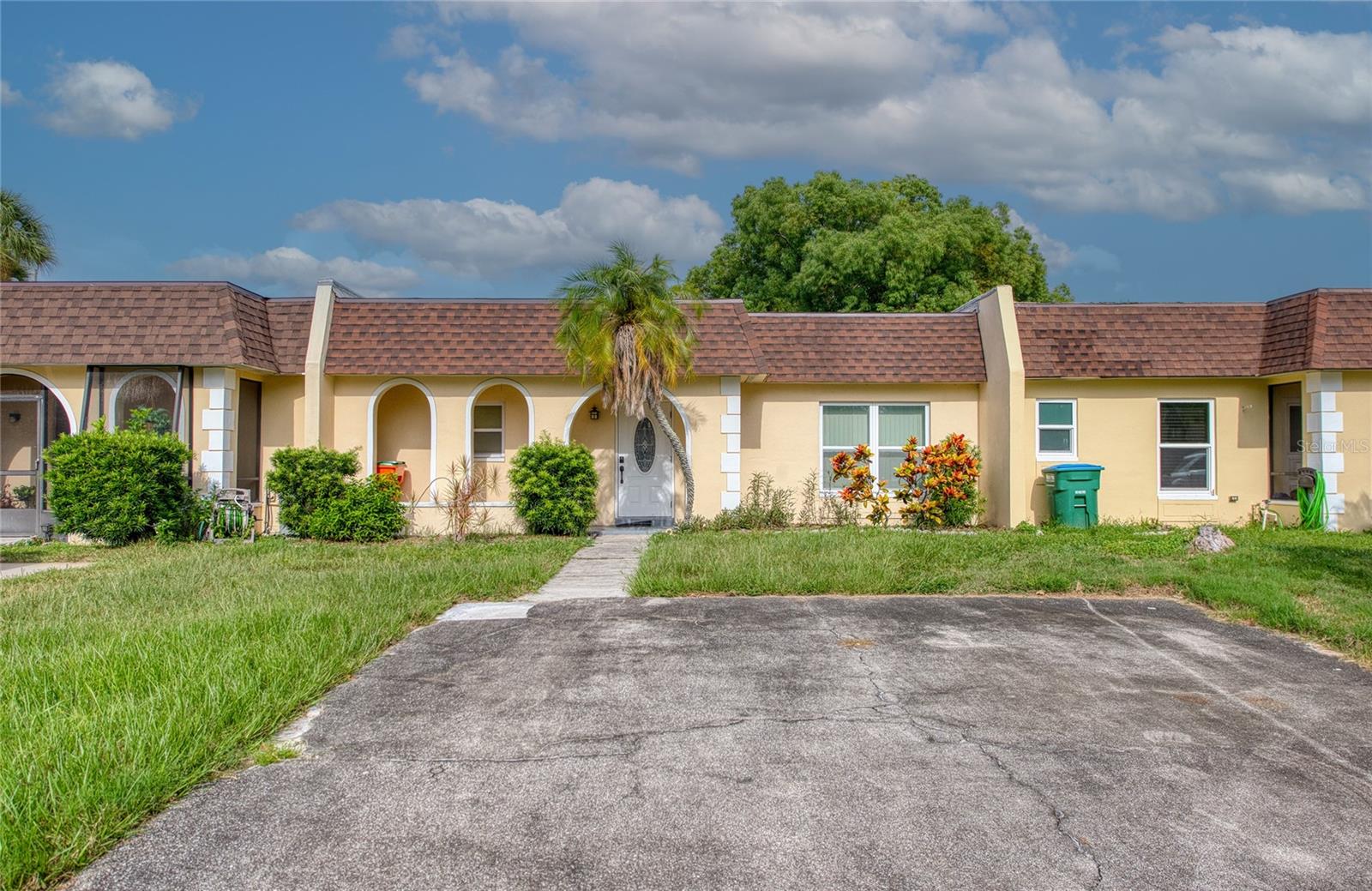 A fully furnished, move-in-ready 2 bedroom, 1 bath villa available in Bent Tree Community, Seminole, FL.
Considered one of the most desirable communities in Pinellas County. Minutes from Gulf beaches, Seminole City Center, parks, and top-rated schools. Centrally located close to major shopping centers, a hospital, restaurants, Lake Seminole, and Lake Seminole Park.
A 10-20 minute drive to the beach and a 30-minute drive to Tampa International Airport.