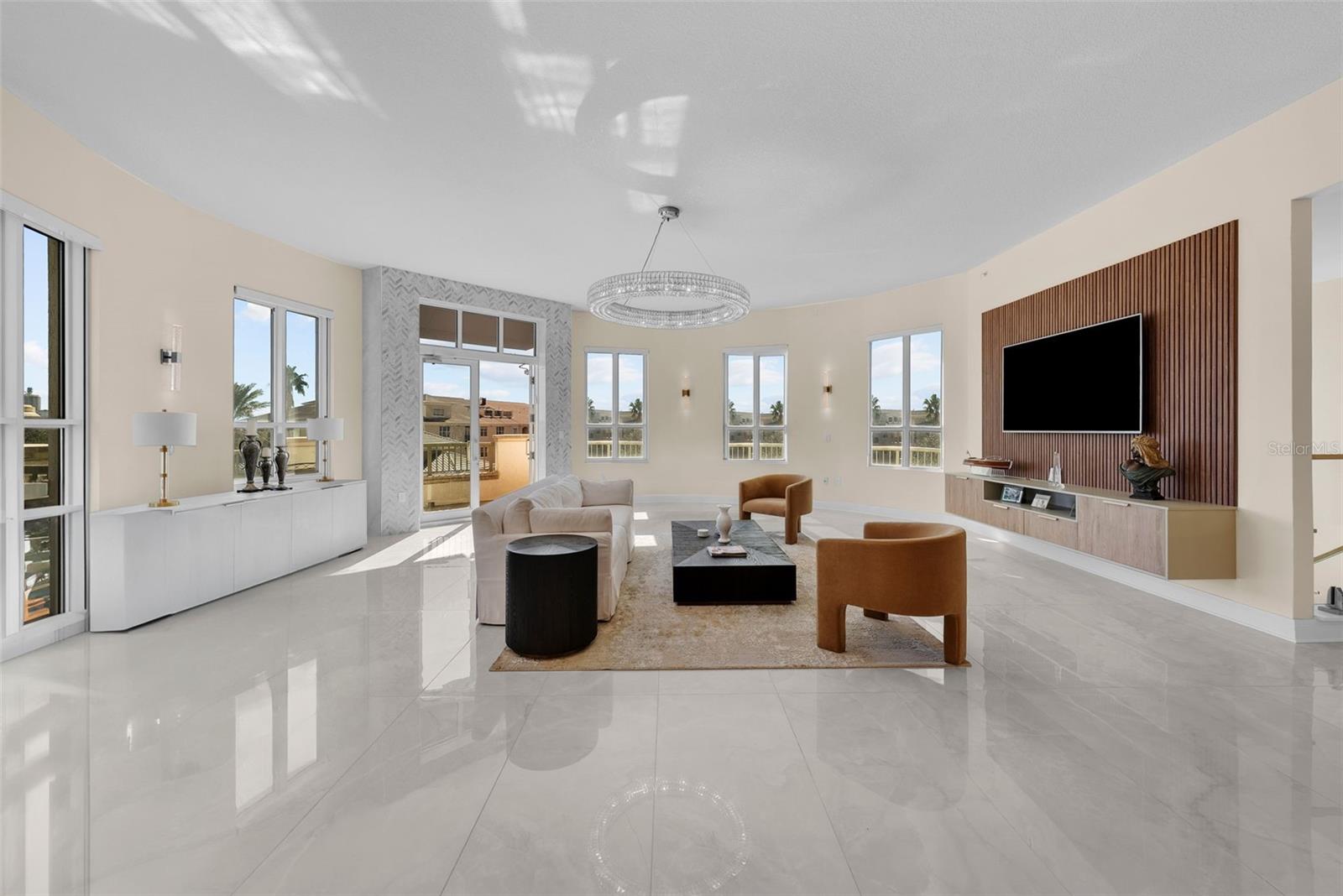 THE PLAZA HARBOUR ISLAND A CON - Residential