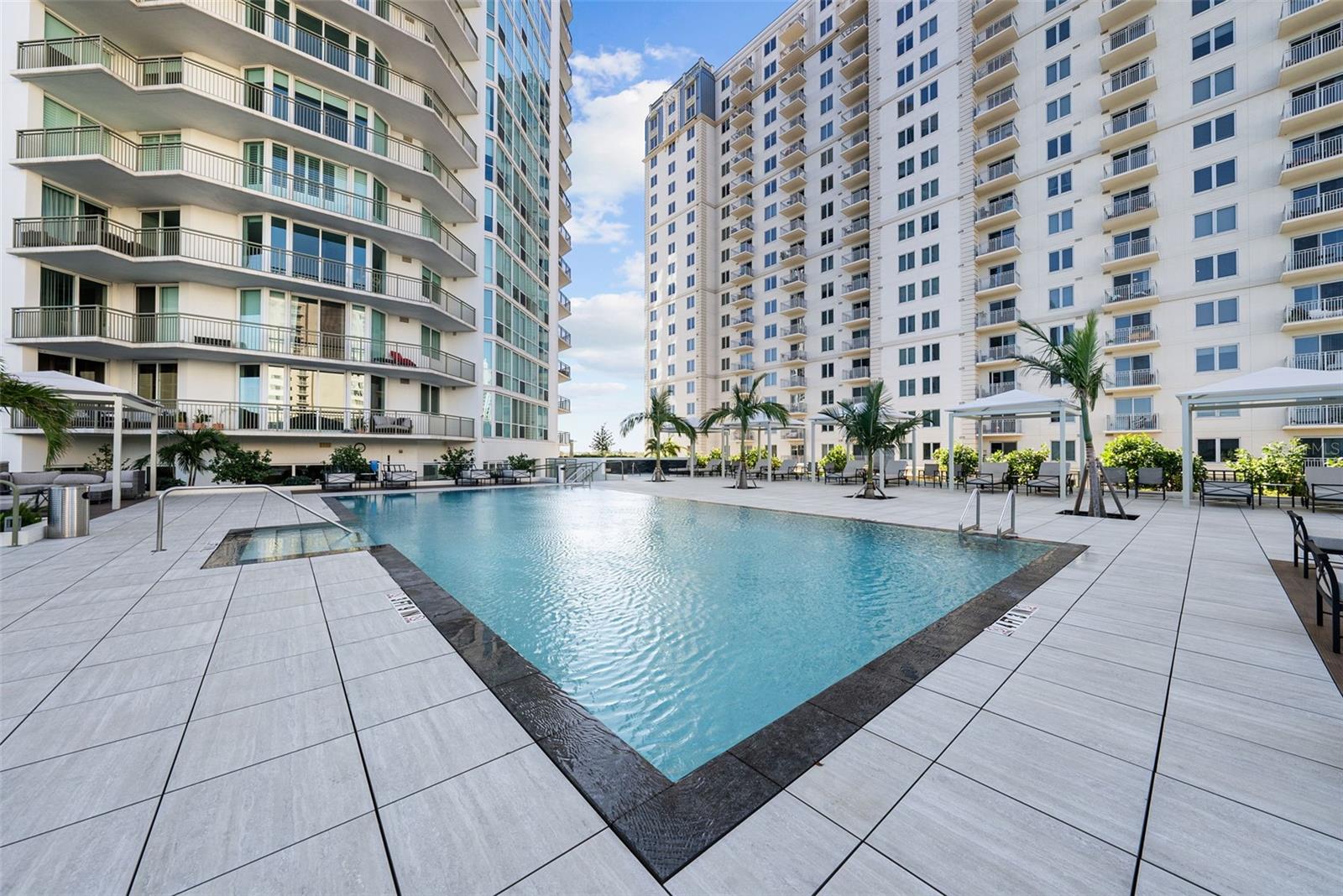 THE PLAZA HARBOUR ISLAND A CON - Residential