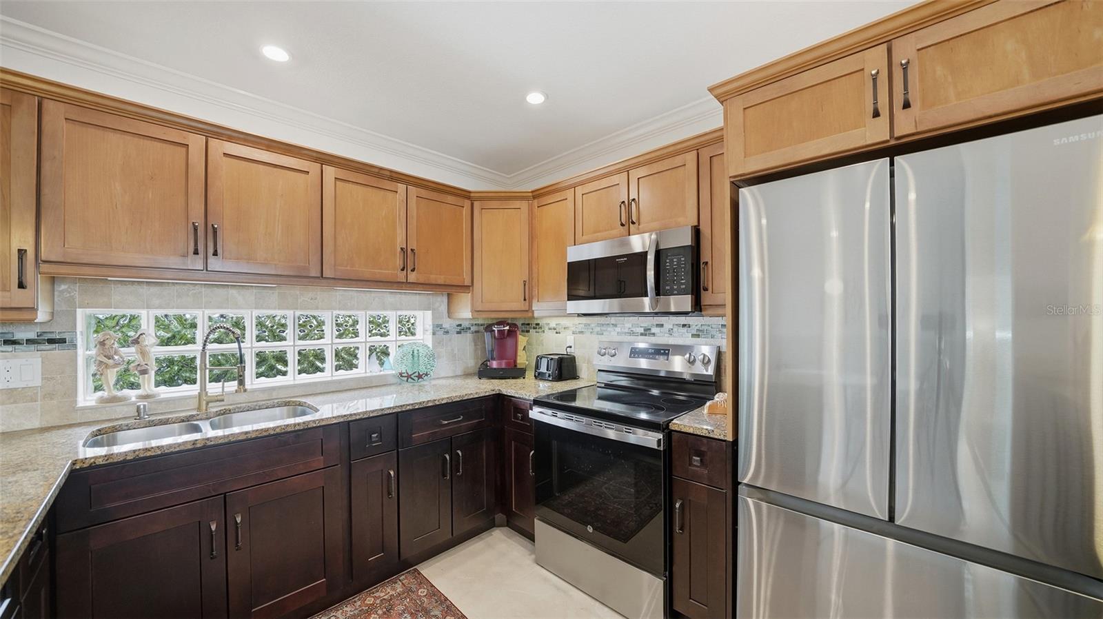 TWIN SHORES MOBILE HOME - Residential