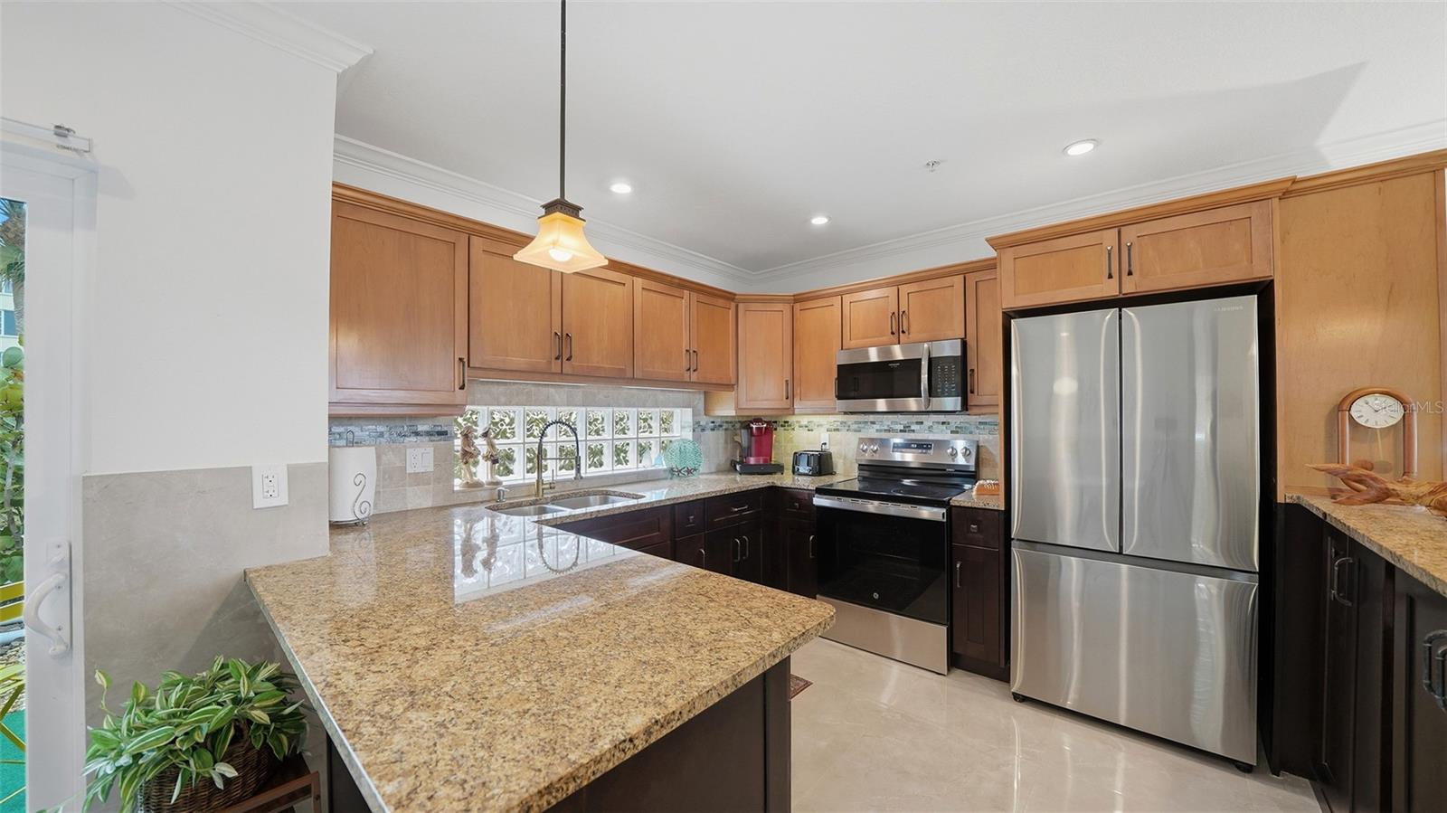 TWIN SHORES MOBILE HOME - Residential