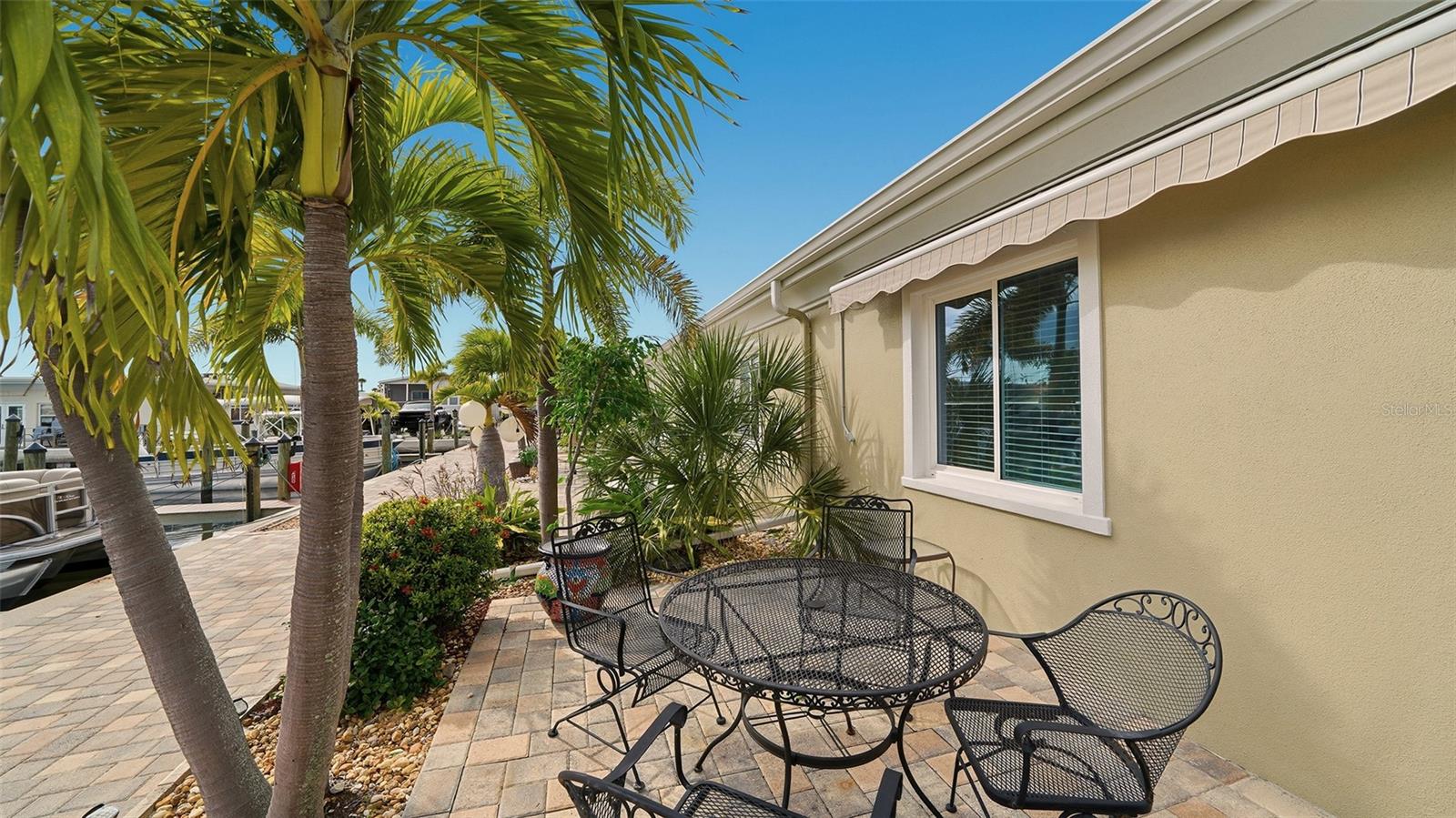TWIN SHORES MOBILE HOME - Residential
