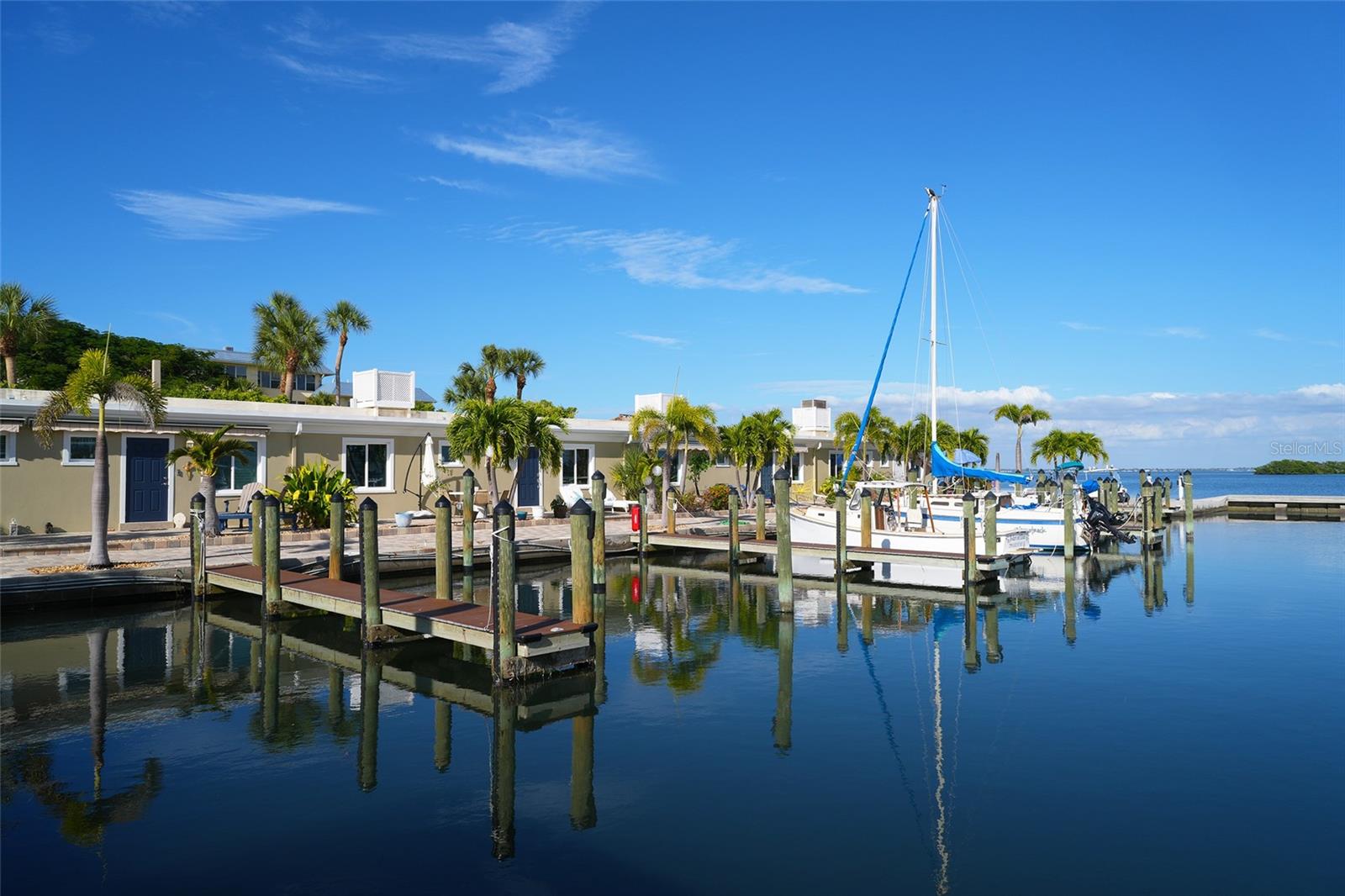 TWIN SHORES MOBILE HOME - Residential