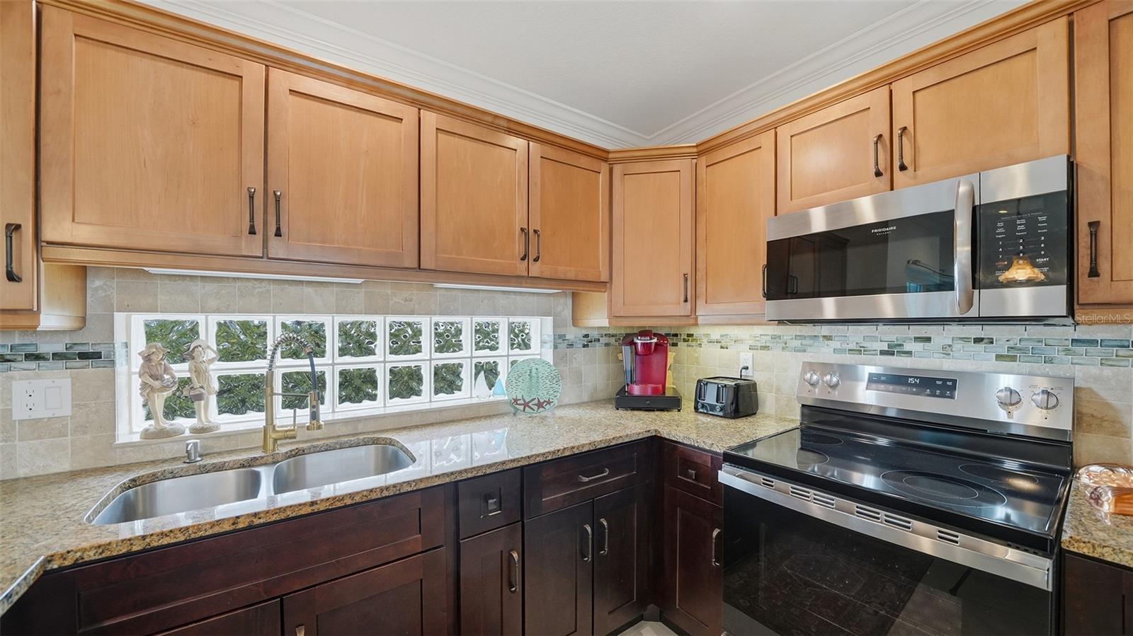 TWIN SHORES MOBILE HOME - Residential