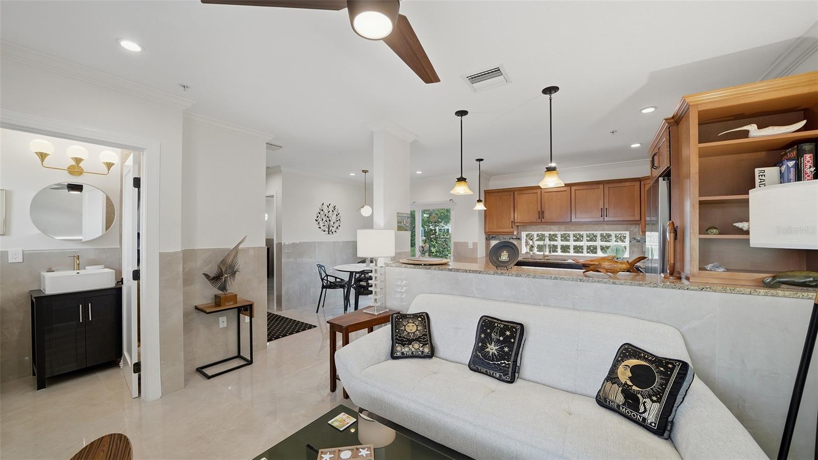 TWIN SHORES MOBILE HOME - Residential