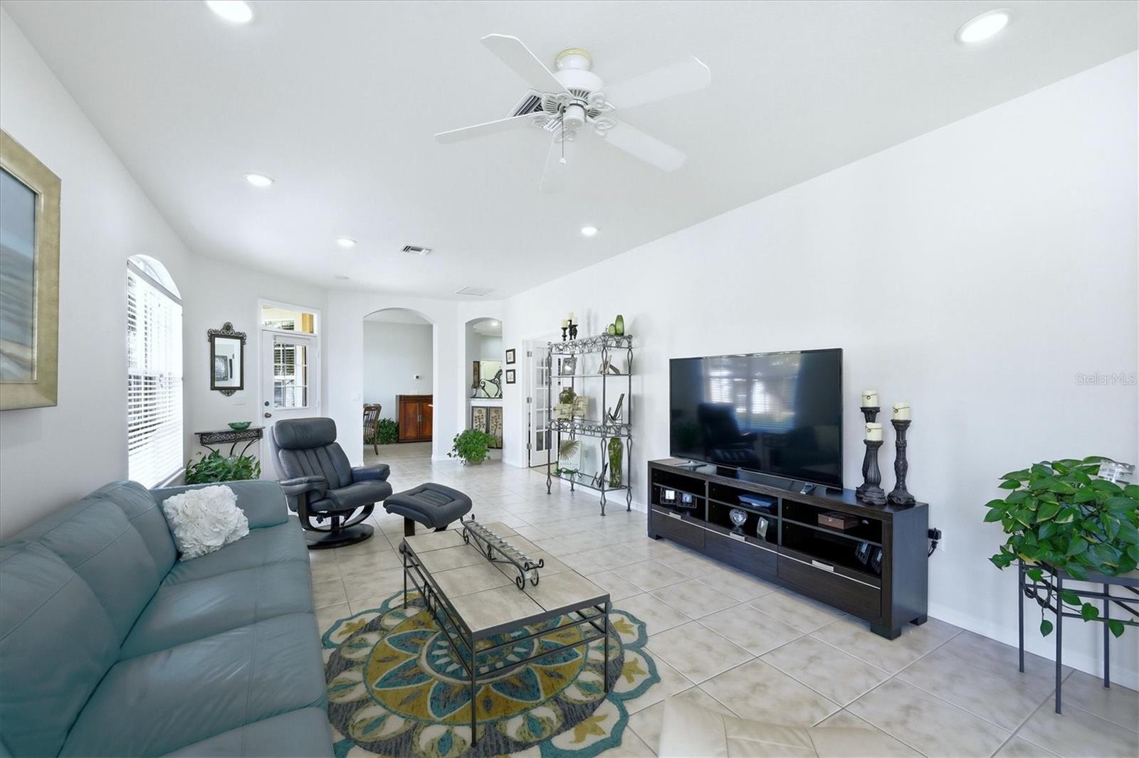 PELICAN POINTE GOLF & COUNTRY CLUB - Residential