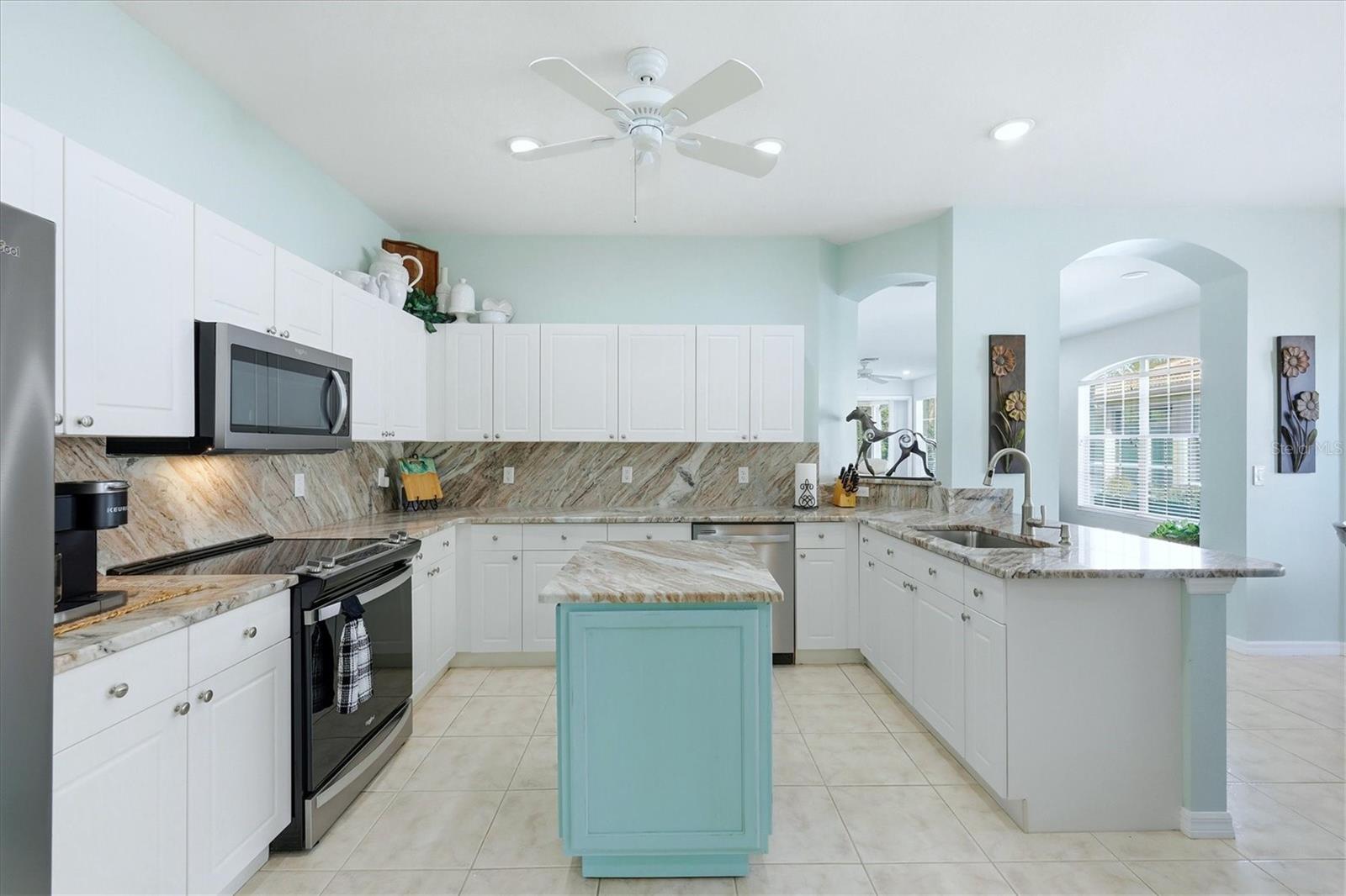 PELICAN POINTE GOLF & COUNTRY CLUB - Residential