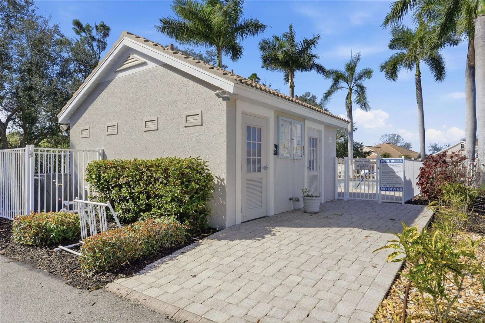 PELICAN POINTE GOLF & COUNTRY CLUB - Residential