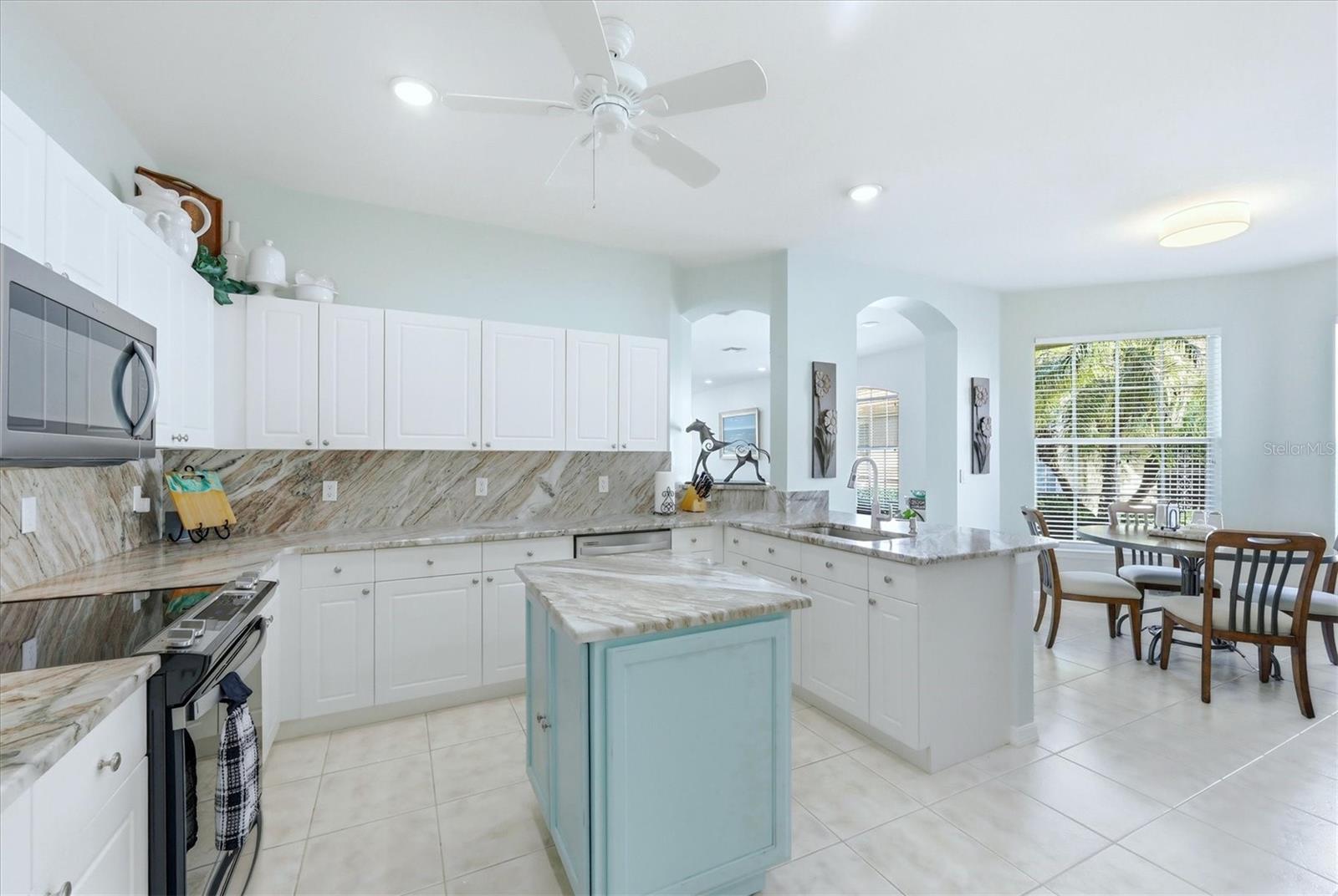 PELICAN POINTE GOLF & COUNTRY CLUB - Residential