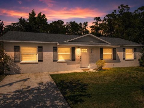Photo of 624 W New York Avenue, Lake Helen, FL 32744 (MLS # V4948057)