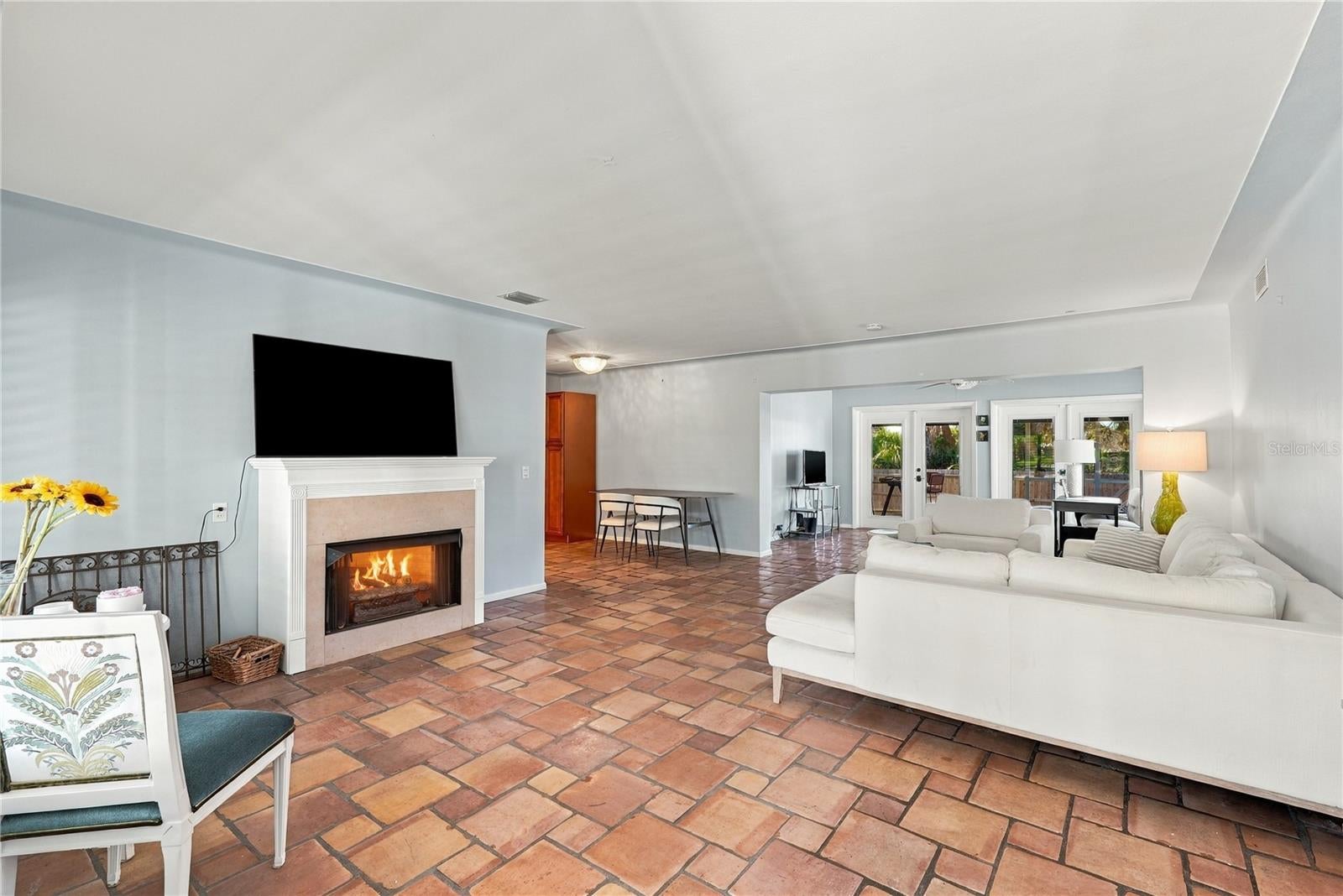 308 CRESTWOOD LANE