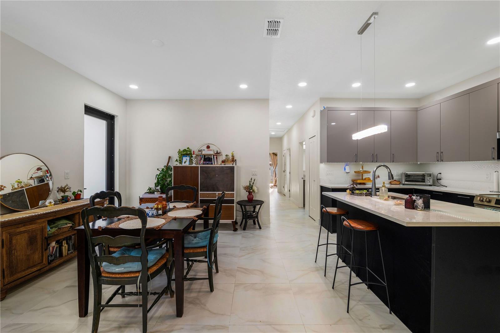 4108 N THATCHER