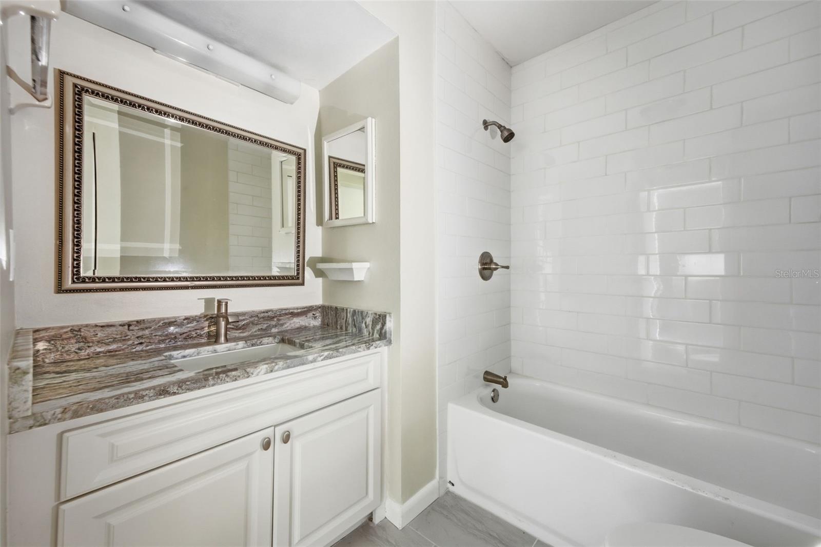 PALMA CEIA OAKS II A CONDOMINI - Residential Lease